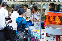 都内で行われた東芝夏祭りに参加して「マイ箸」を無料配布しました。